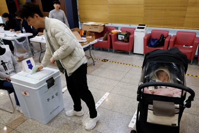 韓国総選挙、投票始まる　与党「国民の力」過半数は困難か