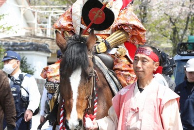 モデル高瀬真奈さん、勇ましく武田信玄役　命日に騎馬行列　甲府