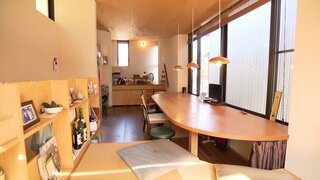 建坪９坪でも大人数が集える部屋！巨大ダイニングテーブルとワゴンに工夫と秘密を詰め込んだ、料理好き夫妻の“おもてなしハウス”【住人十色】