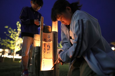 竹灯籠に明かりともし鎮魂の祈り　熊本地震8年、益城町で住民ら