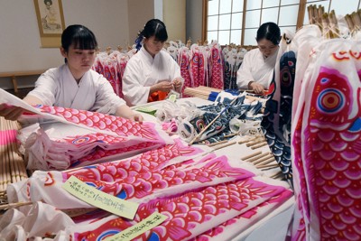 子どもの笑顔思い浮かべ　二見興玉神社で鯉のぼり奉製が最盛期