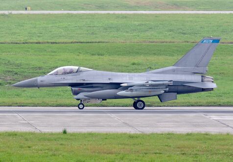 F16戦闘機、米本国から2機飛来　嘉手納基地に計12機駐留　暫定配備か