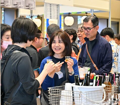 コラボ泡盛広がる味わい　タンクからつぎたて特別蒸留…　タイムスビルきょう4月20日までフェス