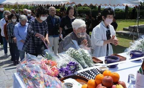 「二度と戦争が起きないよう見守って」遺族らが手を合わせる　沖縄戦で住民1500人が亡くなった伊江島で平和祈願祭