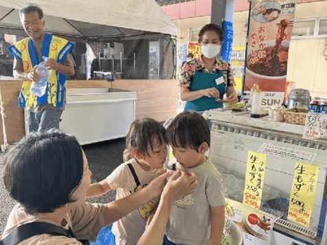 「おいしい」おかわりする子どもたち　きょう21日は「もずくの日」つかみ取りも　糸満市でPRイベント