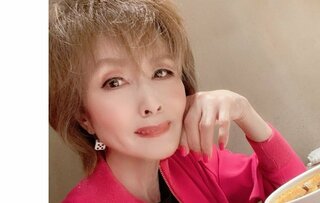 小柳ルミ子さん　「痛い　辛い」「小指を切ってしまいたい位」　骨折右手指　リハビリに「メンタルやられる」