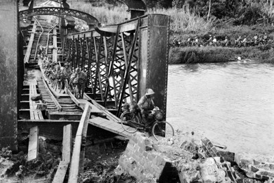 困難極めたマレー半島行軍　鉄橋や道路破壊　戦中写真を読む／2