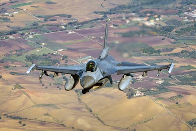 AI試験機とF16戦闘機が初の模擬戦　米空軍「飛躍的進歩」