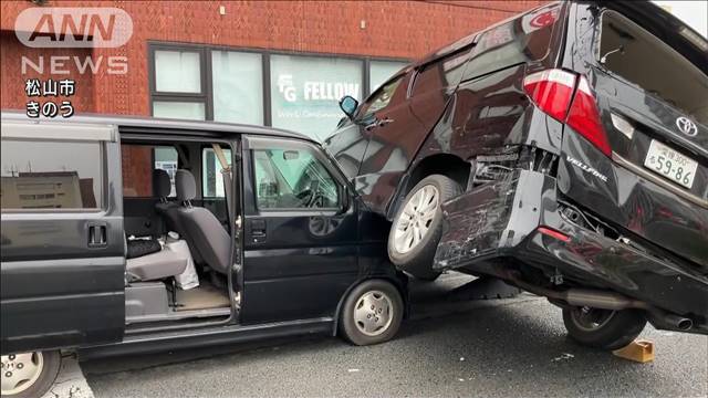 車が軽自動車に“乗り上げた”　通勤時間帯の街は騒然