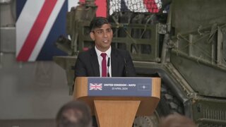 英スナク首相「国防費GDP比2.5％へ」　ポーランドでNATO事務総長らと会談