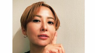 鈴木砂羽さん（51）　金髪ベリーショートの姿を公開　「前髪伸ばしちゅう」