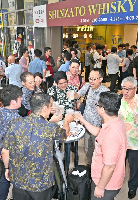 「樽の香りがあっておいしい」　新里ウイスキーをコザグルメと満喫　フェアきょう27日まで那覇市のタイムスビルで