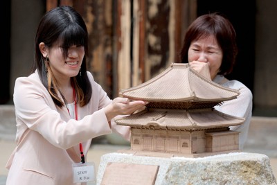 鎌倉・建長寺の仏殿前に「触れる模型」　実現させた母娘の思い