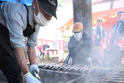 春を告げるニシンの匂いに包まれ　「新庄カド焼きまつり」始まる