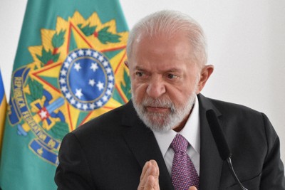 拳でテーブルたたき「集団虐殺だ」　ブラジル大統領、ガザ侵攻批判