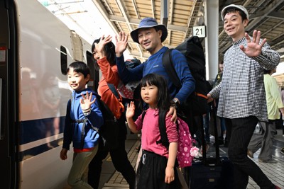 「疲れ癒やしたい」　GW後半初日、帰省客らでにぎわう　新大阪駅