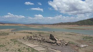 フィリピン・ルソン島　雨ふらずダムの水位下がり約300年前の“街の遺跡”出現　東南アジアで猛暑