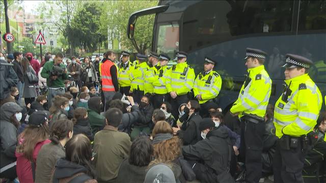 1日15億円…亡命希望者らの宿泊費用　イギリスで支援者らと警察が衝突