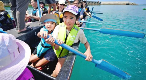 「目に水が入ってびっくり」 那覇ハーリー体験、力を合わせ　きょう最終日