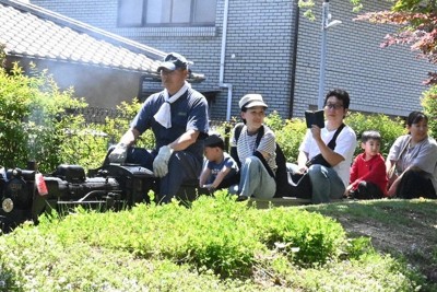 子ども乗せ、ミニSL疾走　趣味が高じて自宅庭に手作り「遊園地」