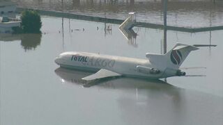 水の上に飛行機　ブラジル南部の洪水　死者95人に　約16万人が家を失う