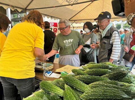 きょう「ゴーヤーの日」　1本58円、580本が完売　ゴーヤーの里で祭り　名護市・中山区