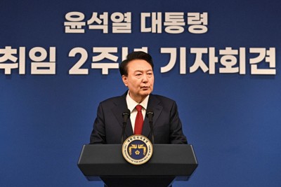 韓国大統領、日韓関係の未来志向を強調「忍耐するところは忍耐」