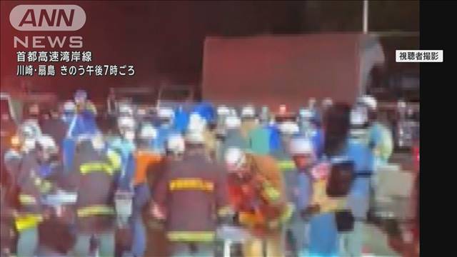 【速報】首都高速湾岸線の事故　道路上に停車していた乗用車2台にトラックが突っ込む