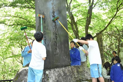 津波で遠足の児童13人犠牲　献花し追悼　日本海中部地震41年