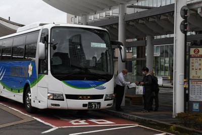 敦賀乗り換え「不便」　新快速やバス利用者増　北陸新幹線延伸2カ月