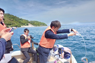 「世界観広がった」　海洋散骨の体験クルーズに住職ら参加