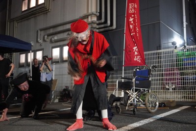 93歳「今日ほどの感動はない」　ギリヤーク尼ケ崎さん、横浜で公演