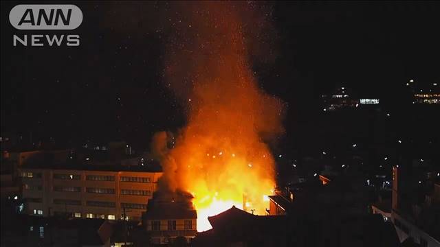 岐阜・下呂温泉で飲食店全焼　消火続く　一時宿泊客らに避難呼びかけ