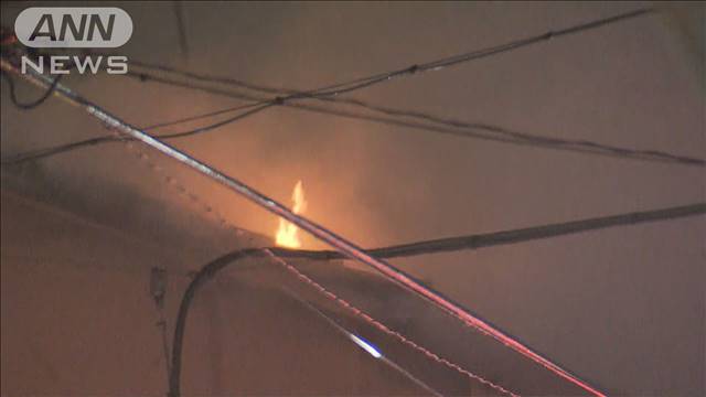 住宅4軒燃える火事　1人死亡　東京・豊島区