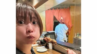 志田未来さん　焼き鳥を食べてのプライベート写真　「顔の表情が美味しさを物語ってますね」