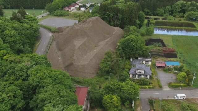 「私たちが土砂に埋まらないと動かないのか…」目の前に土砂の山　おびえる女性