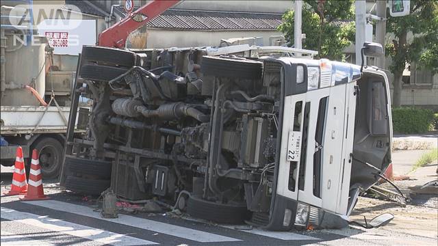 パトカーと4tトラックが交差点で衝突　警察官含む3人搬送　栃木・小山市