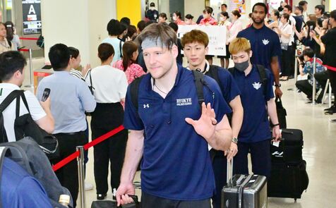 「キングスお疲れさま」那覇空港に大勢のファン　拍手で選手らを出迎え　Bリーグ準優勝