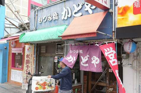 「変わらぬ純粋な味が好きだった」惜しむ客　沖縄そば屋「かどや」閉店へ　創業時は10セント　世代超え親しまれた72年　那覇市の沖映通りで20日まで