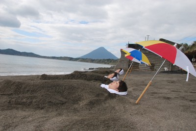 開聞岳を望む砂むし温泉「砂湯里」が10月再開　鹿児島・指宿