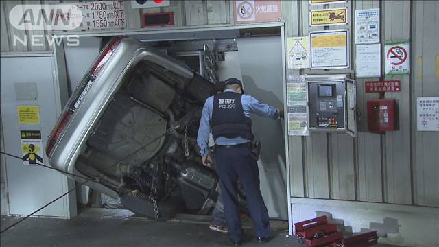 板橋で立体駐車場に車突っ込み横転　60代女性がけが