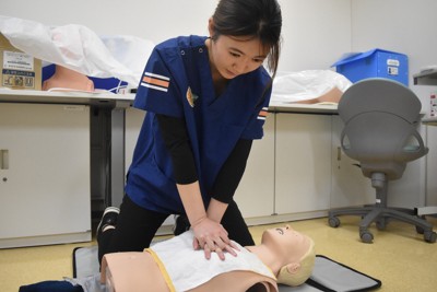 「命を救うハンカチ」医学部の学生が発明　きっかけは「失敗」