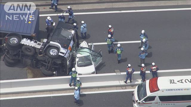 首都高速でトレーラー横転 道路ふさぐ　軽自動車の2人けが