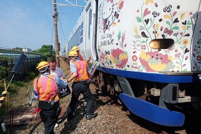 JR西日本、2日連続でトラブル　キャリーケース持ち線路脇退避も