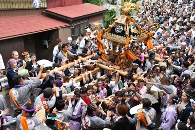 8年ぶりの「マエダ、マエダ」　浦安三社祭、みこしや山車練り歩く