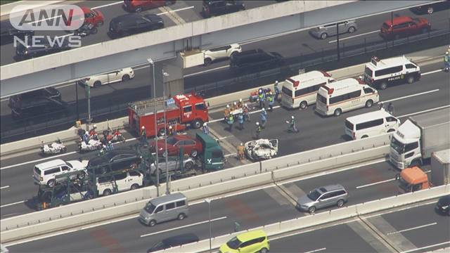 【速報】首都高速湾岸線でトレーラーなど6台が絡む事故　乗用車が大破　5人がけが