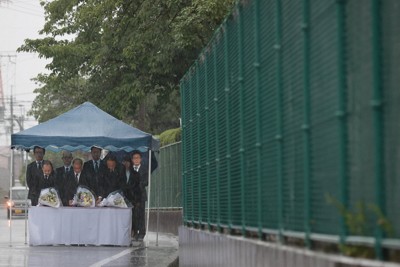 ブロック塀倒壊で女児死亡　雨の学校で追悼式　大阪北部地震6年