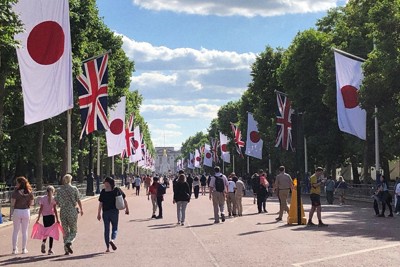 英バッキンガム宮殿前の大通りに「日の丸」　天皇公式訪問を歓迎