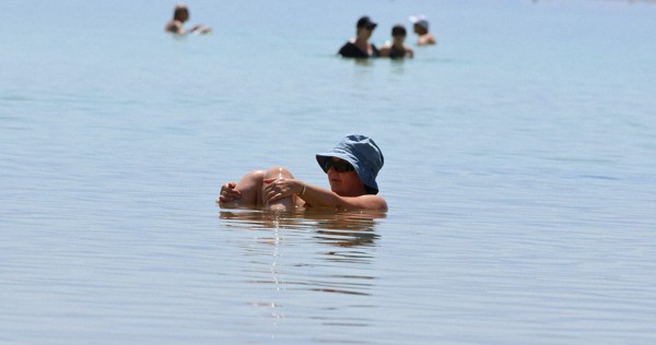 「死海は死につつある」　縮み続ける湖、パレスチナ問題の犠牲に