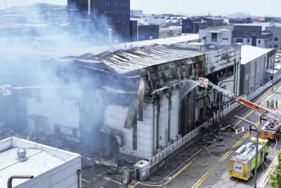 韓国のリチウム電池工場で火災、16人死亡　複数の従業員と連絡取れず